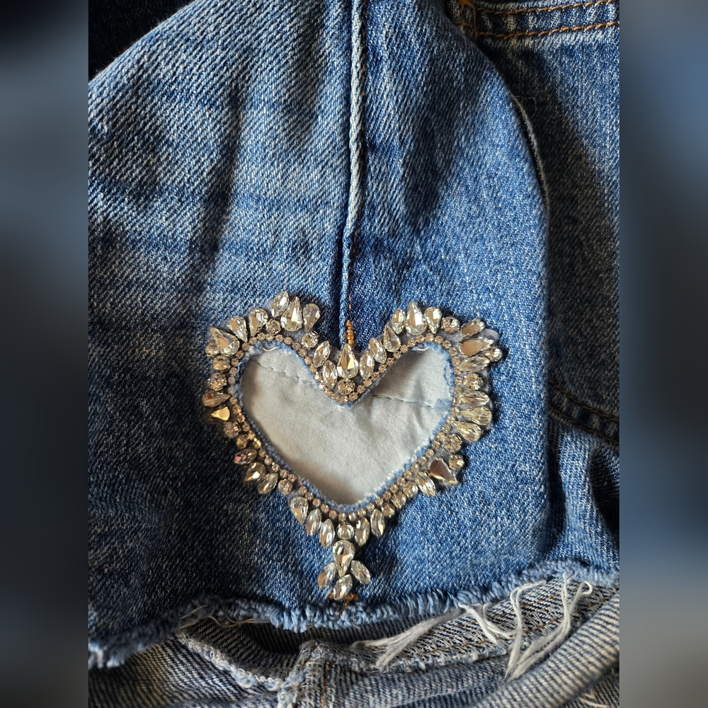 Forever 21 Denim Shorts with Cutout Faux Gem Heart Size 27 - Picture 9 of 9